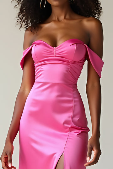 Prosta satynowa sukienka na studniówkę w kolorze fuksji z odkrytymi ramionami i rozcięciem